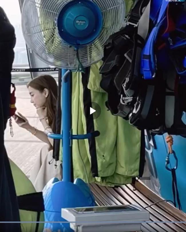 Angelababy带小海绵蹦极